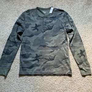 Old navy NWT camo thermal henley. Size medium